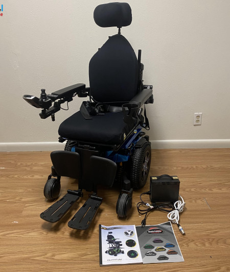 2023 Quantum Edge 3 Power Wheelchair, Lift,Tilt,Recline ,Legs. Lights. 2 Miles.